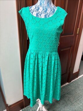 Ronni Nicole eyelet lace circle pattern dress green  scoop neck sleeveless/stret
